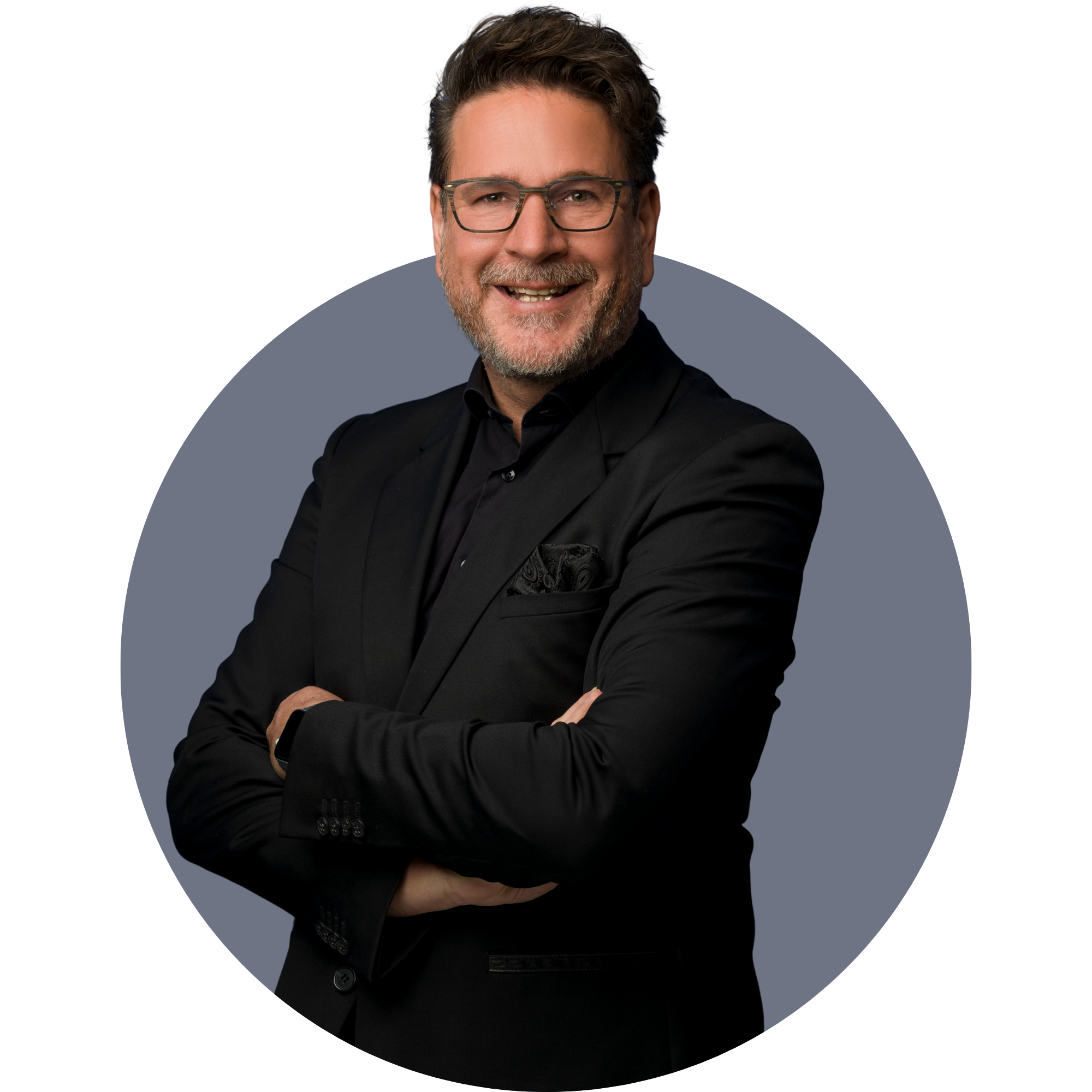 Employer Branding: Plakat einer Kampagne zur Mitarbeitergewinnung mit lächelndem Mitarbeiter.